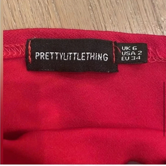 RED PRETTYLITTLETHING SLINKY STRAIGHT NECK SPAGHETTI STRAP CROP
SIZE 2 - Picture 6 of 11